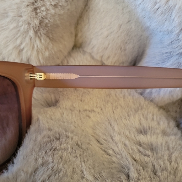 QUAY // ltd ed frosted toffee frame smokey gradient lens modern glam wayfarers - Picture 4 of 12